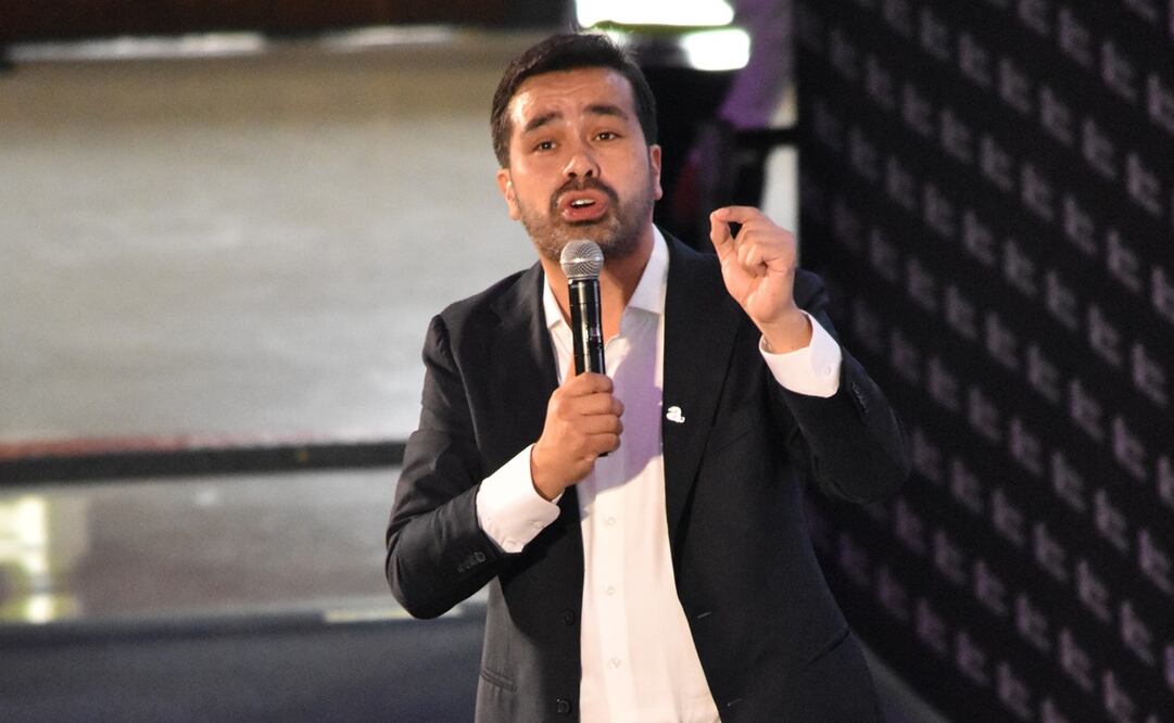 El candidato a la presidencia, Jorge Álvarez Máynez, interactúa con estudiantes del Tecnológico de Monterrey. Foto: Emilio Vázquez / EL UNIVERSAL