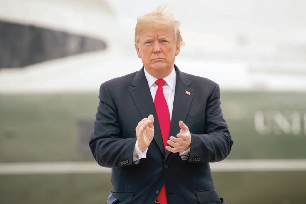 El mandatario estadounidense, Donald Trump, aborda el Air Force One para viajar a Nueva York para hablar en un foro sobre migración (EVAN VUCCI.AP)