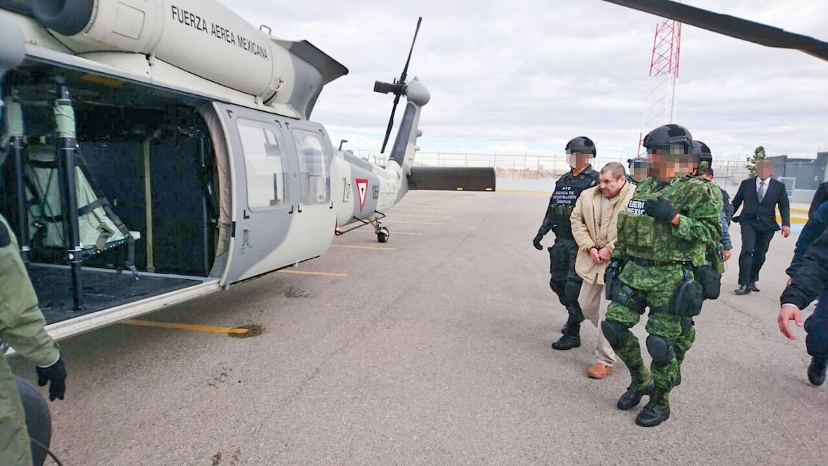 Momento en el que elementos mexicanos custodiaron hasta el avión al líder del Cártel de Sinaloa para trasladarlo a Estados Unidos (PGR)