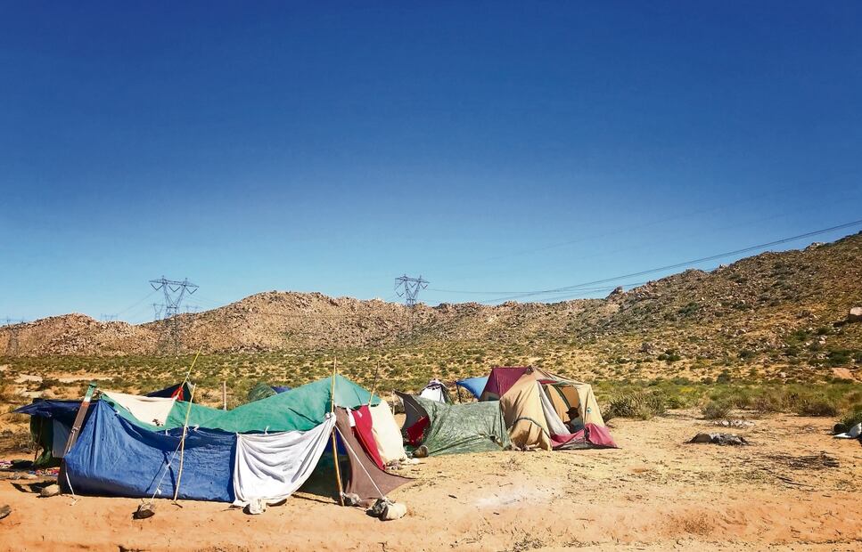 Obligados por EU, solicitantes de asilo acampan en diferentes puntos de la frontera, en tendidos elaborados con material abandonado, sin ayuda para hacer frente al clima. Foto: Gabriela Martínez / El Universal