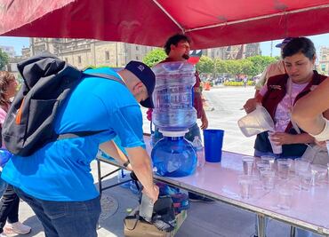 Cientos de personas visitan los puntos de hidratación instalados en el Zócalo capitalino para refrescarse