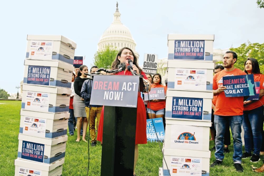 Rosa Martínez, activista inmigrante beneficiaria del DACA, participa en una protesta antes de entregar un millón de firmas a los congresistas estadounidenses para pedirles una ley sin ataduras en favor de los dreamers (JOSHUA ROBERTS. REUTERS)