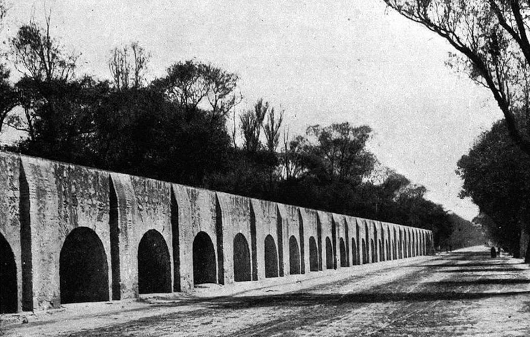 Una toma del antiguo Acueducto de Chapultepec alrededor de 1900. En la imagen se aprecian los arcos sobrevivientes de esta obra hidráulica, construida para llevar el agua desde los manantiales de Chapultepec hasta la fuente del Salto del Agua. Crédito: Col. Villasana-Torres