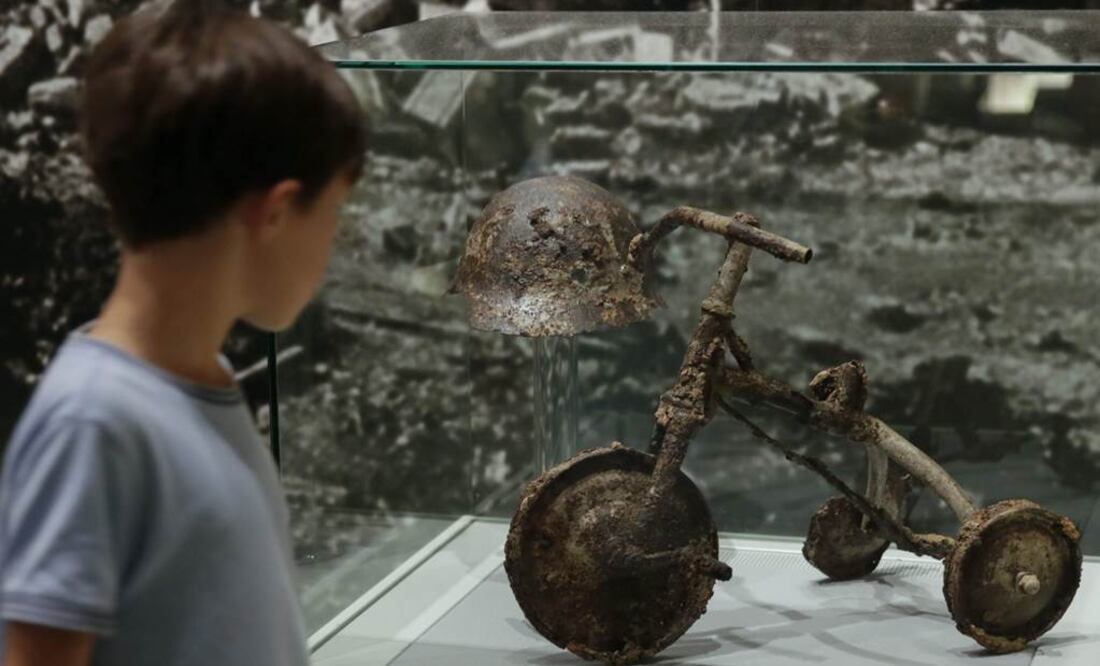 Un niño observa un triciclo y un casco expuestos en el Museo de la Paz de Hiroshima. El triciclo perteneció al joven Shinichi Tetsuya, que montaba en él cuando la bomba cayó a mi500 metros. FOTO: Kimimasa Mayama.