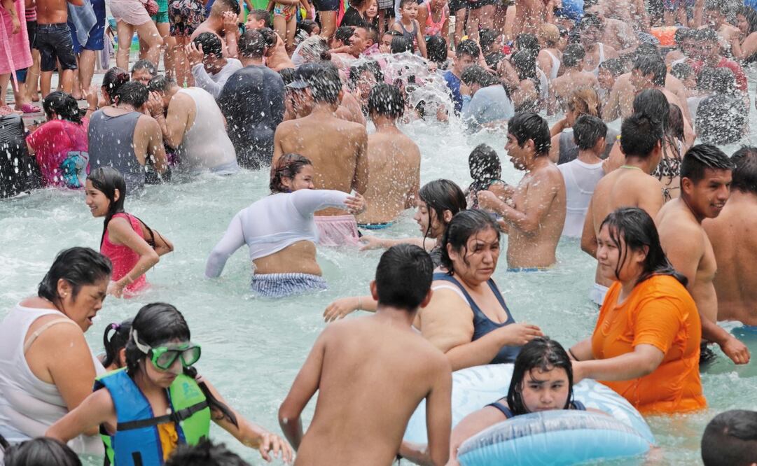 De acuerdo con encargados del balneario, unas 8 mil personas se dieron cita para disfrutar de las albercas y la convivencia familiar el Sábado de Gloria. Foto: Juan Boites/ EL UNIVERSAL