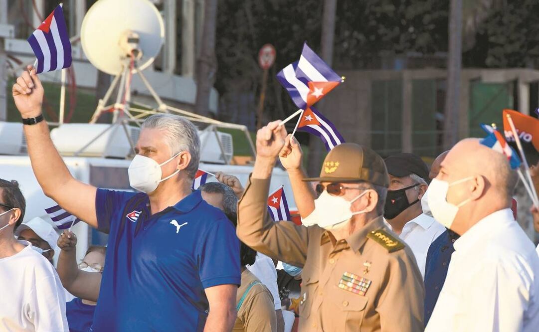 El presidente cubano, Miguel Díaz-Canel (izquierda), y el exmandatario Raúl Castro (a su lado), ayer en La Habana. Foto: Joaquín Hernández/ Xinhua.