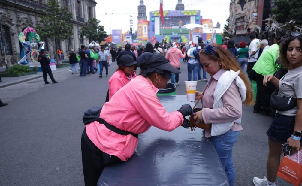 El personal de seguridad no permite el paso de desodorantes, bloqueador de sol y otros envases: Foto: Fernanda Rojas / EL UNIVERSAL