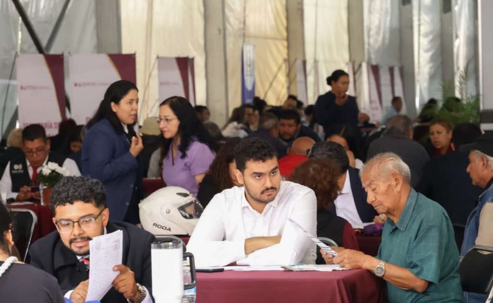 Personas acuden al Zócalo por asesoría ante casos de despojo; buscan recuperar inmuebles en Edomex.
Foto: Karla Guerrero
