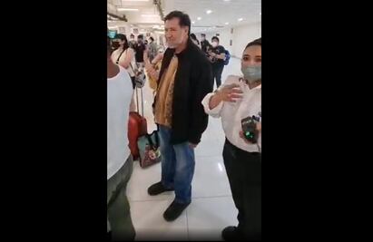 "¡Fuera!" le gritan a Fernández Noroña por no usar cubrebocas en el aeropuerto
