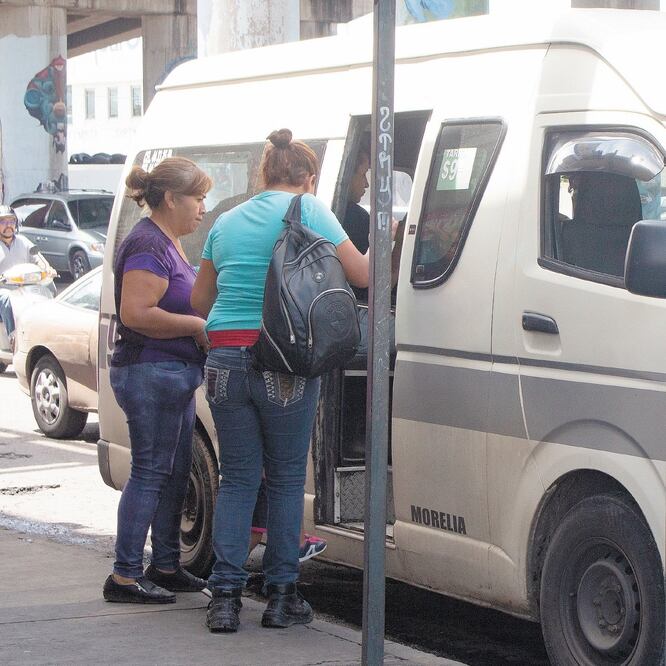 Usuarios. Un millón de pasajeros abordan a diario el transporte público y más de la mitad de ellos son mujeres jóvenes: Cocotra. CHARBELL LUCIO. EL UNIVERSAL