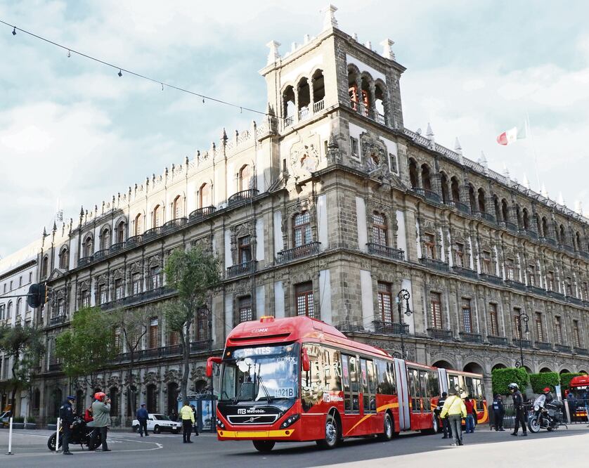 Del total de los autobuses 25 son de tipo biarticulado con capacidad para trasladar a 260 pasajeros, los restantes son articulados; tras ser incorporados al servicio se espera que dejen de circular al menos 5 mil vehículos (ESPECIAL)