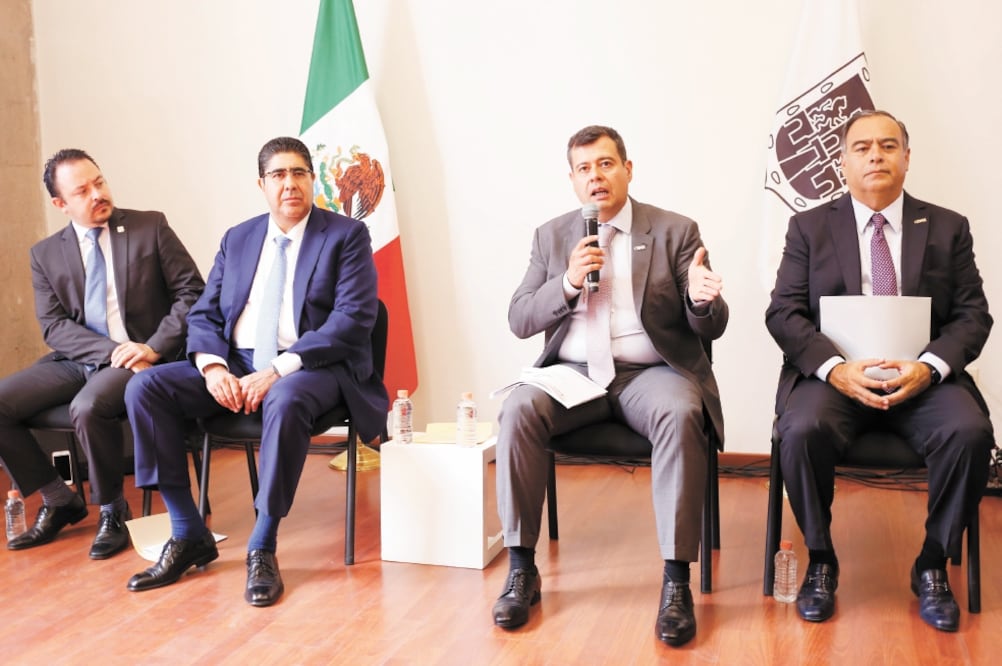 Idris Rodríguez, coordinador General del C5; Edmundo Garrido, procurador capitalino; José Ramón Amieva, jefe de Gobierno de la Ciudad de México, y Raymundo Collins, titular de la Secretaría de Seguridad Pública local. (CDMX)
