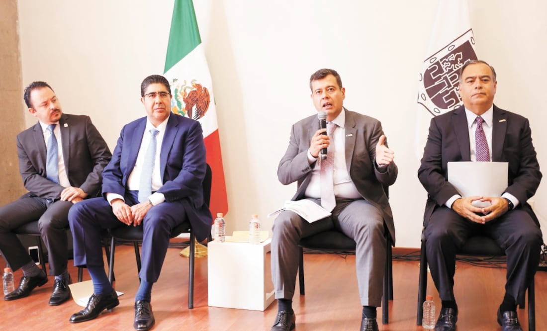 Idris Rodríguez, coordinador General del C5; Edmundo Garrido, procurador capitalino; José Ramón Amieva, jefe de Gobierno de la Ciudad de México, y Raymundo Collins, titular de la Secretaría de Seguridad Pública local. (CDMX)