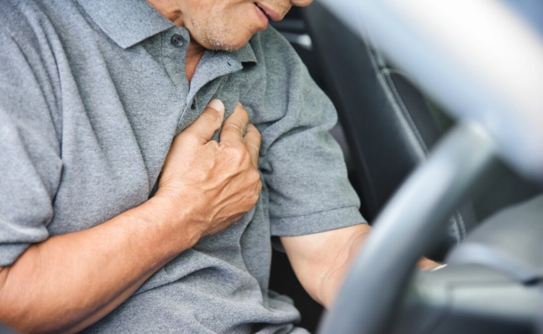 Si viajas solo, trata de llamar la atención de otros automovilistas para que te ayuden. | Fotos: Istockphoto, clinicabaviera.com y Pixabay