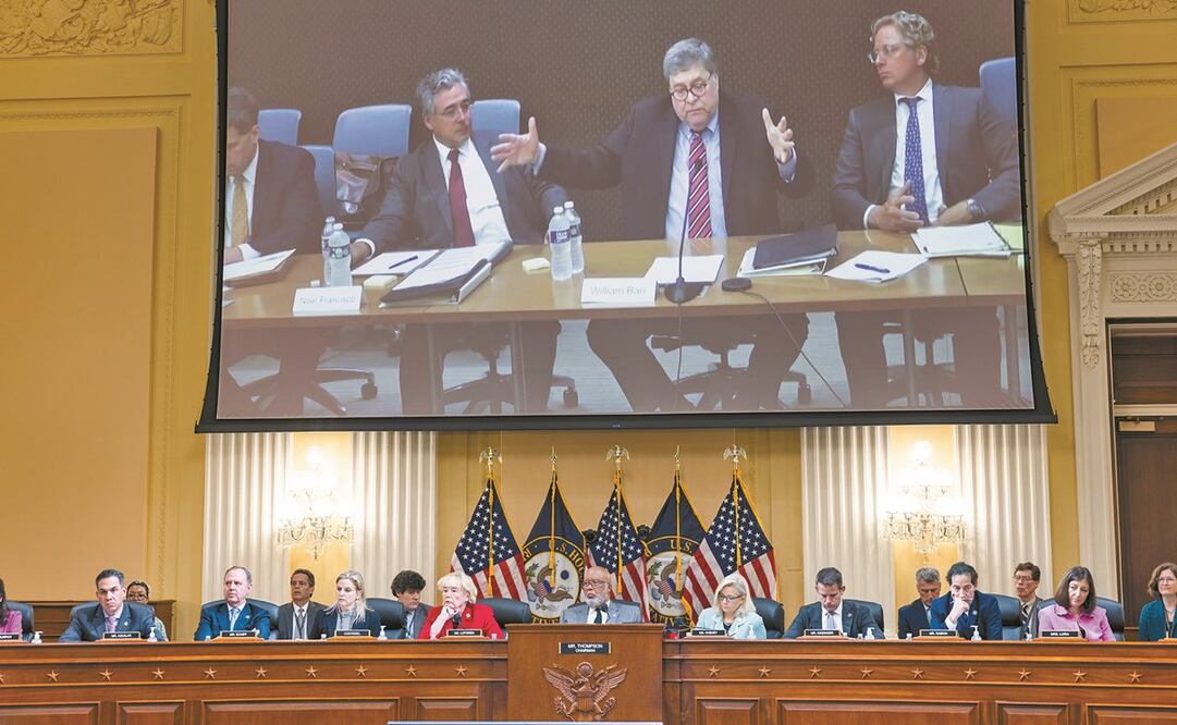 Integrantes del comité del Congreso que investiga el asalto de 2021 al Capitolio, ayer en Washington. Foto: Jim Lo Scalzo/ EFE.