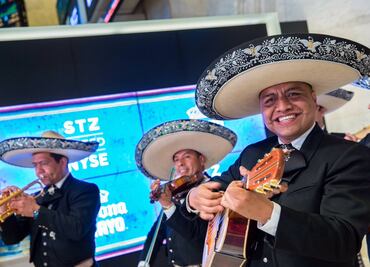 Con mariachis, celebran el Cinco de Mayo en la bolsa de Nueva York