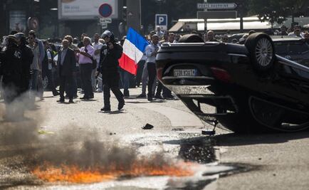 París prohíbe uso de Uber tras protesta violenta de taxistas