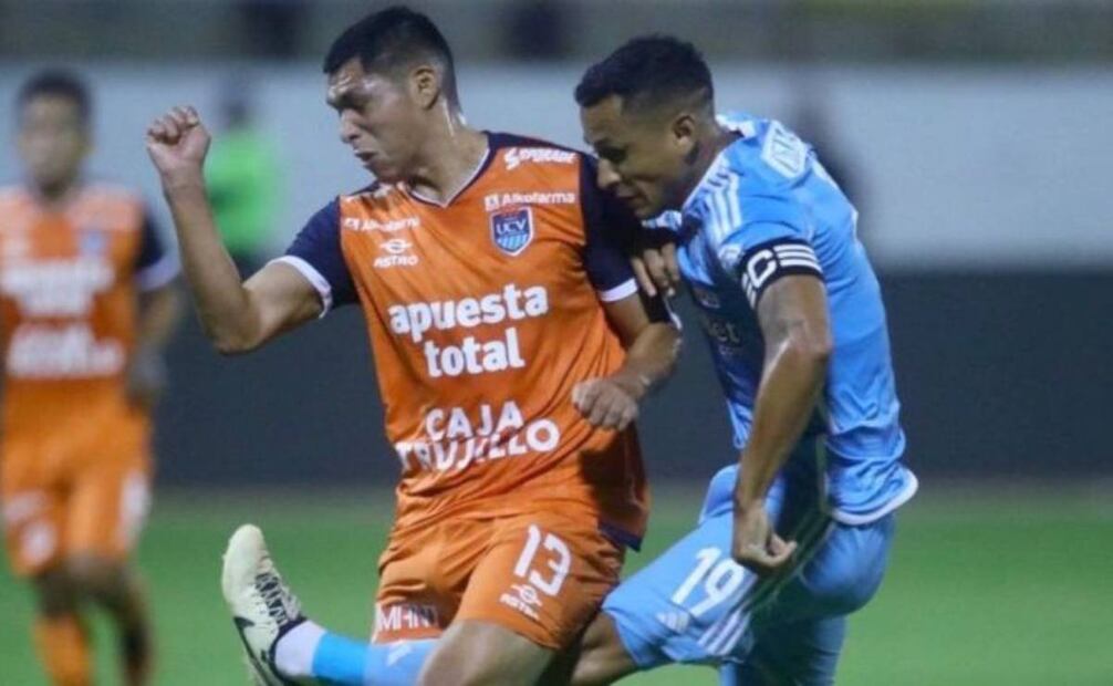 La rodilla de Yoshimar Yotún hizo palanca con un rival y le provocó una lesión grave. Foto:  @TelodijoElGato