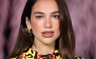Dua Lipa deslumbra con traje amarillo en desfile de Chanel