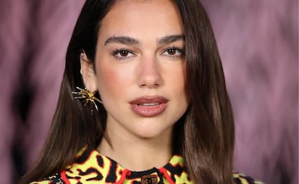 Dua Lipa deslumbra con traje amarillo en desfile de Chanel