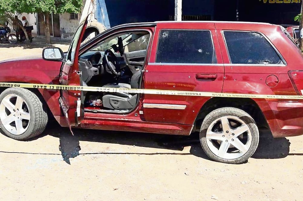 Elementos de seguridad lograron asegurar ocho camionetas que participaron en la persecución y balacera en Mocorito, Sinaloa (ARTURO TOLOSA. EL UNIVERSAL)