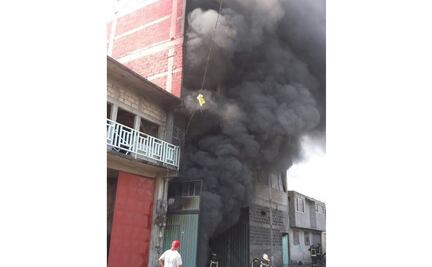 Desalojan 16 viviendas por incendio en fábrica de Ecatepec