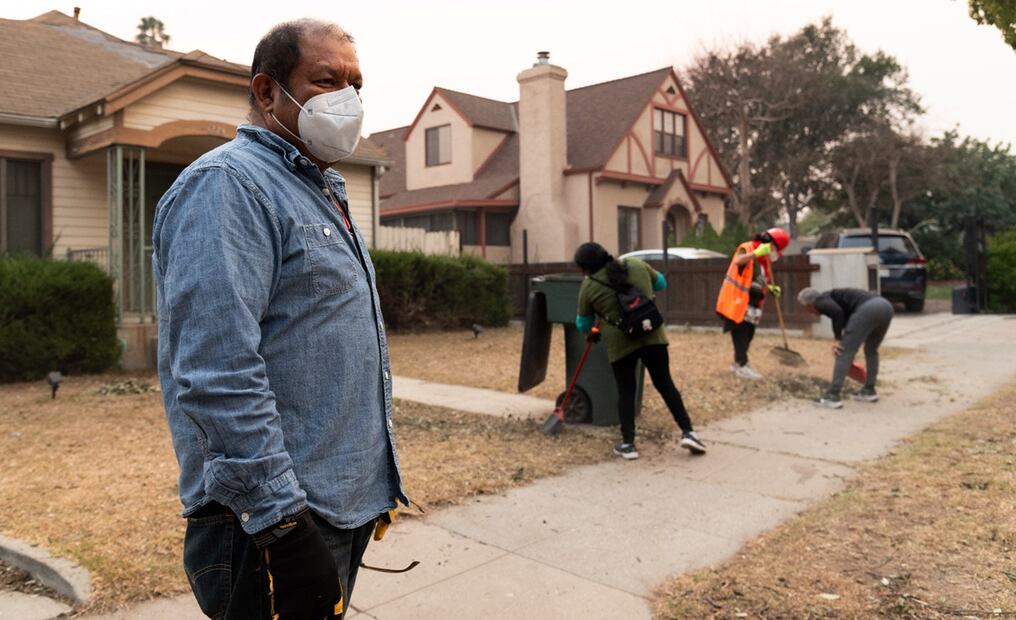 Migrantes se unieron voluntariamente en varias brigadas para remover árboles caídos y escombros en las zonas afectadas por los fuertes vientos y los mortales incendios en Los Ángeles. Foto: EFE
