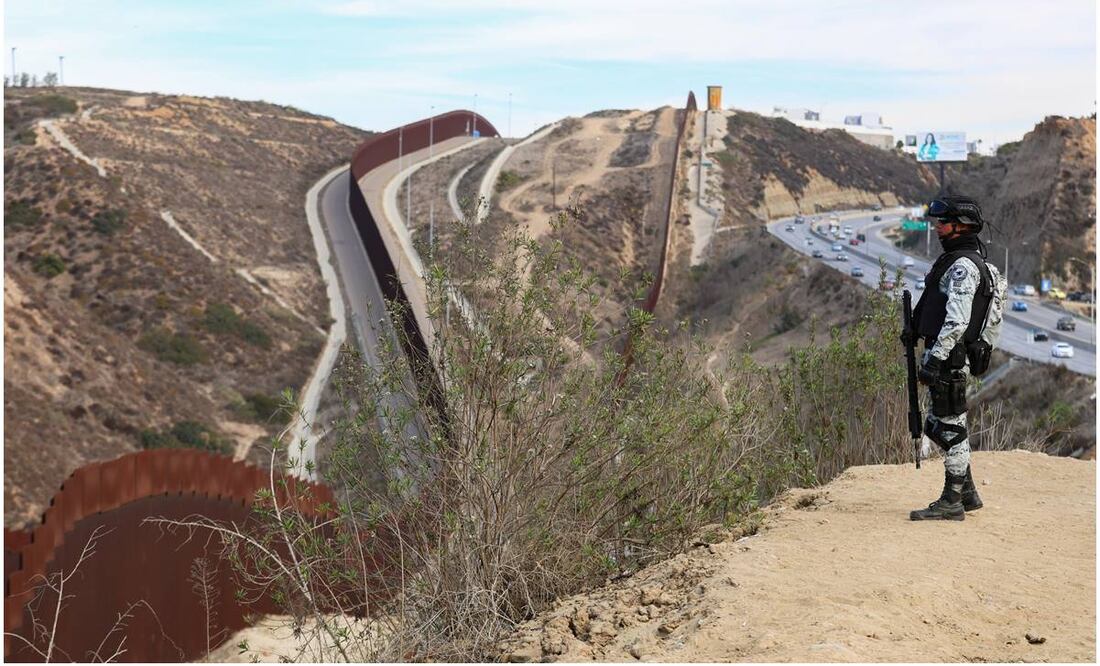 Ante el incremento de cruces irregulares de personas no documentadas de México hacia EU, la patrulla fronteriza intensificó trabajos de vigilancia y reforzamiento en muros de Tijuana. Foto: Diego Simón / EL UNIVERSAL