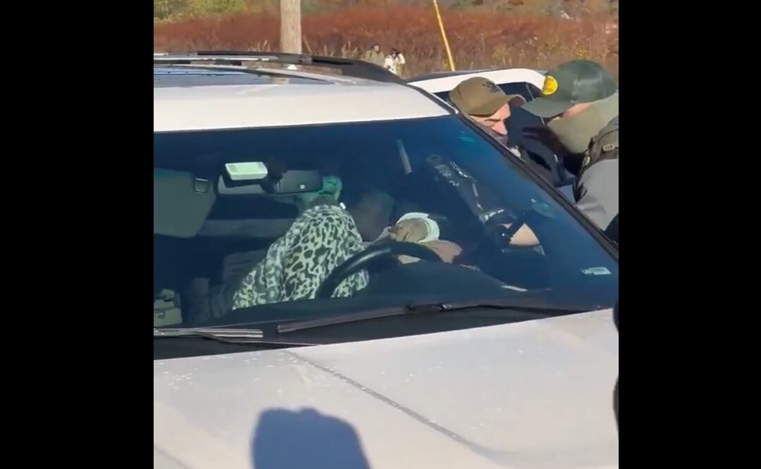 En el video, se observa a varias personas enfrentándose a los agentes mientras intentaban huir con la menor, que ya se ha reunido con su familia. Imagen: Tomada de video