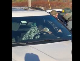 Agentes federales de migración en EU se llevan a bebé tras detener a su padre