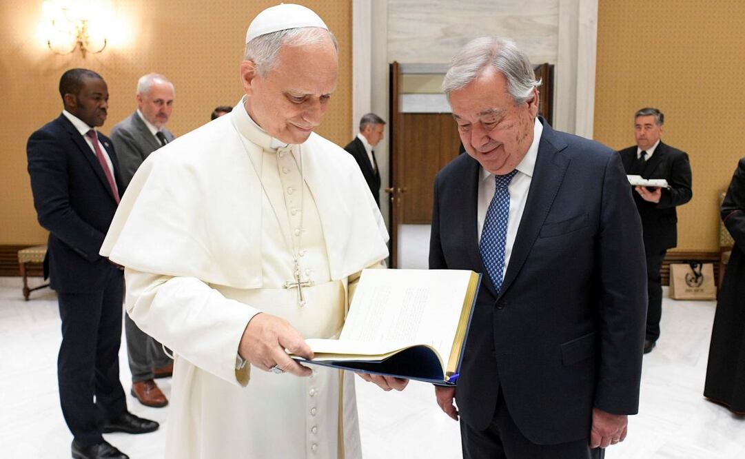 Durante el tradicional intercambio de regalos, Guterres recibió del pontífice un relieve con la inscripción "Fratelli tutti", el título de la encíclica de Francisco sobre la fraternidad, y un libro sobre el Palacio Apostólico. Foto: EFE