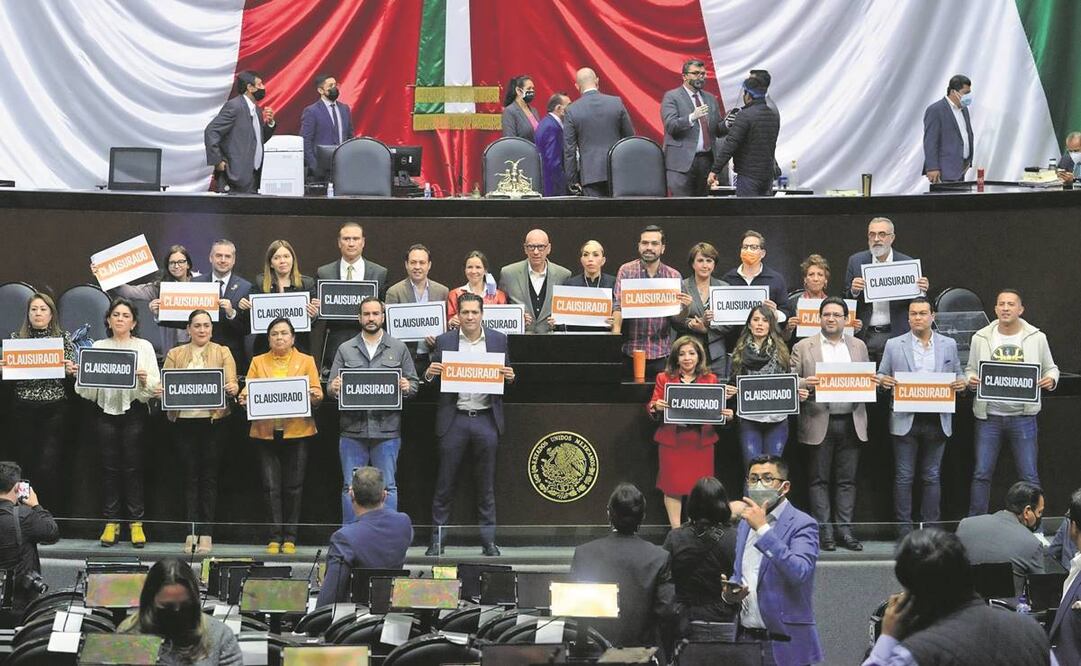 Diputados de MC tomaron la tribuna de San Lázaro para inconformarse por no tener una curul en la Comisión Permanente. Foto: Mario Jasso/ Cuartoscuro.