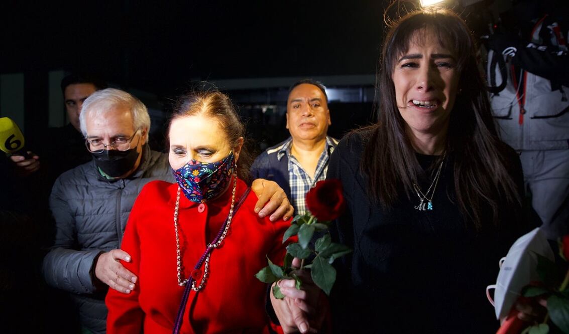 Rosario Robles recibió rosas rojas al ser recibida por su hija Mariana Moguel. Foto: German Espinosa/EL UNIVERSAL