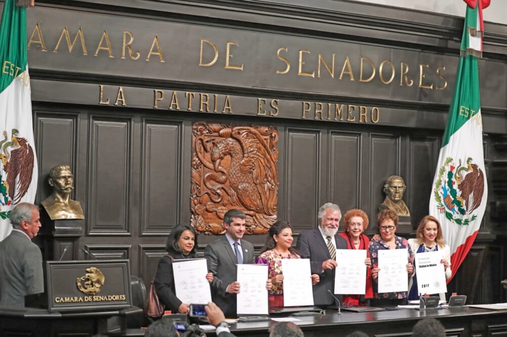 Integrantes de la Mesa Directiva de la Asamblea Constituyente muestran el documento final de la nueva Carta Magna de la CDMX, que tardó cuatro meses y medio en aprobarse (DIEGO SIMÓN SÁNCHEZ. CUARTOSCURO)
