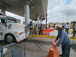 Productores de maíz mantienen 12 bloqueos en red federal y 2 autopistas; denuncian grupo de choque en el Arco Norte para liberar vía