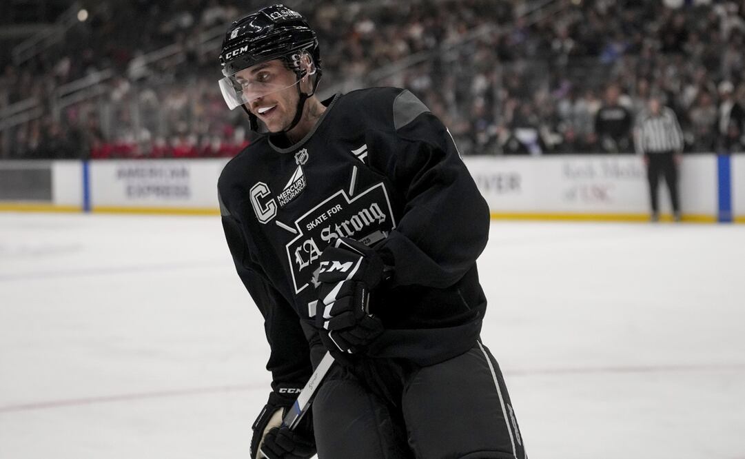 Mientras se especula sobre la salud del cantante Justin Bieber, éste aparece en esta foto patinando durante el partido de hockey de celebridades Skate for LA Strong, el domingo 23 de febrero de 2025, en Los Ángeles. (Foto AP/Eric Thayer)