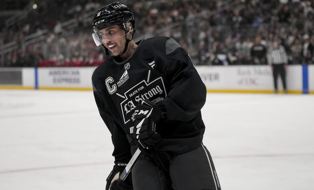 Mientras se especula sobre la salud del cantante Justin Bieber, éste aparece en esta foto patinando durante el partido de hockey de celebridades Skate for LA Strong, el domingo 23 de febrero de 2025, en Los Ángeles. (Foto AP/Eric Thayer)