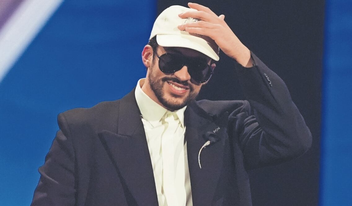 Lupita Infante conquistó de traje rojo con escote y sombrero. FOTOS: AP Y AFP