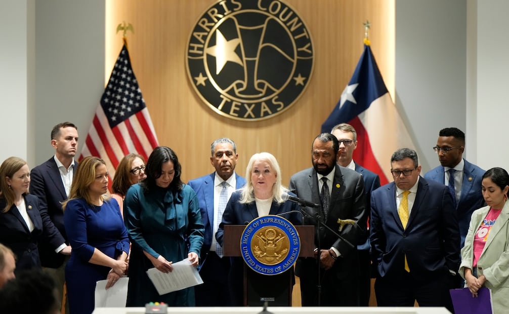 La congresista Sylvia García encabeza una conferencia de prensa junto a otros legisladores después de un foro sobre la muerte de Lorenzo Salgado Araujo, quien murió tras recibir disparos de un agente de ICE en Houston (24/07/2026). Foto: AP