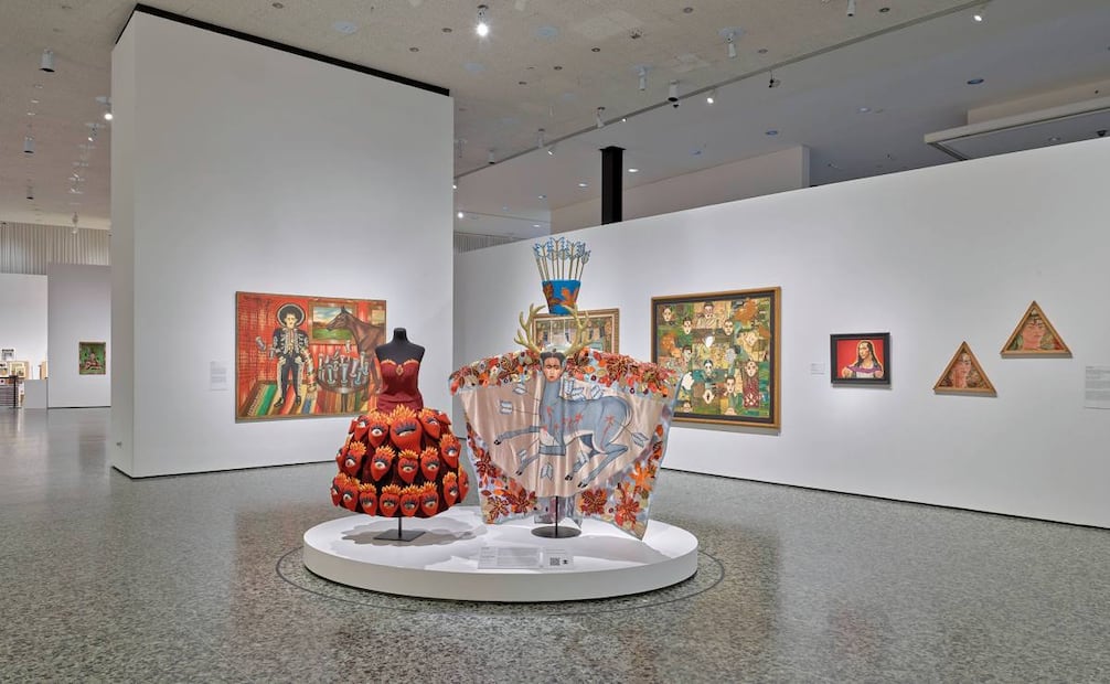 La exposición que da cuenta del fenómeno de la fridomanía, presenta una
sección de 200 objetos: libros, parafernalia, artesanías y muñecas. Foto: MFAH