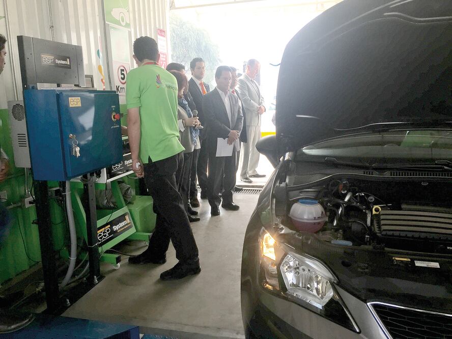 El gobernador mexiquense explicó que se han retirado de circulación 3 mil 179 unidades contaminantes; además, todos los verificentros mexiquenses cuentan con la tecnología OBD II, que permite leer correctamente las emisiones de los autos (REBECA JIMÉNEZ.)