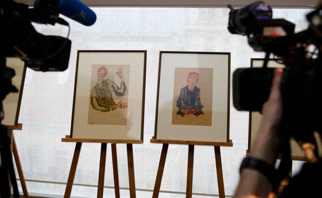 Las obras "Sitzender Bub mit gefalteten Haenden" (izquierda) y "Selbstdarstellung mit gestreiften Aermelschonern" fueron presentadas a la prensa en el Museo Leopold de Viena. (FOTOS: Reuters)
