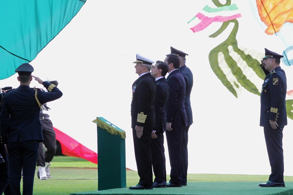 Al encabezar en Campo Marte la Ceremonia por el Día de la Bandera, el presidente Enrique Peña Nieto asentó que el mundo está volteando a ver a México y cómo enfrenta sus retos; "están mirando a un país resuelto, decidido a encarar de frente sus desafíos.