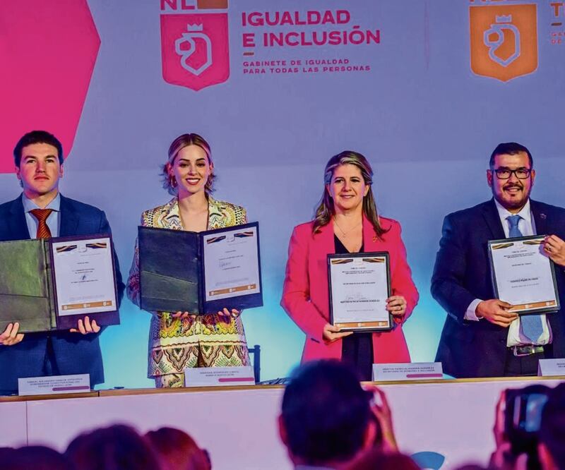 El gobernador Samuel García Sepúlveda presentó Oportunidades para Crecer, acompañado de Mariana Rodríguez Cantú, de AMAR. Foto: Especial