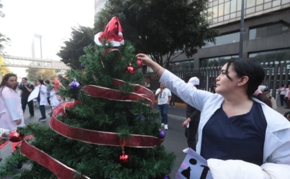 “¡Es aguinaldo, no propina!”: Médicos de Pemex exigen pagos con manifestación en Torre de Pemex 
