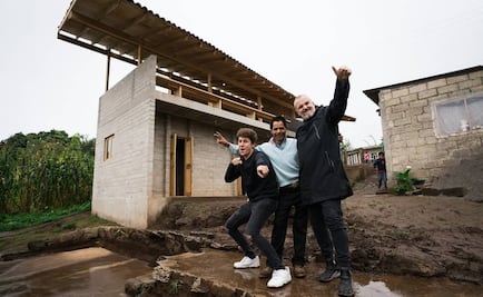 Juanpa Zurita y Miguel Bosé entregan casas a damnificados del 19S