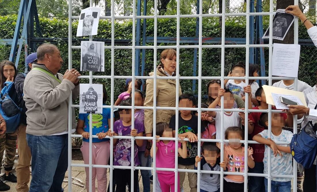 El equipo de Lorena Osornio colocó unas rejas para simular las jaulas donde permanecen los hijos de migrantes. Foto: Sandra Hernández / EL UNIVERSAL