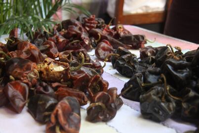 Detectan heces, restos de insectos y piedras en chiles secos 