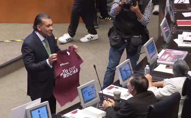 Senador del PVEM protagoniza discusión con Noroña; le arroja playera con la leyenda "Yo con Rocha" y le ordena ¡Póntela!