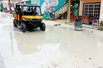 Denuncian crisis por drenaje sanitario en calles de Holbox